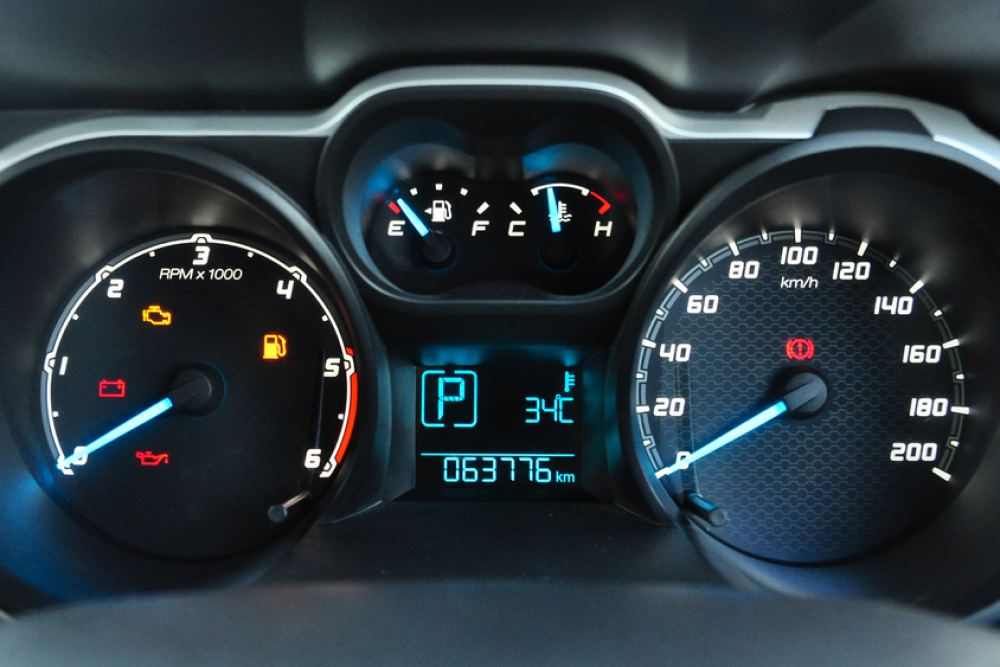 Las principales razones por las que se enciende la luz del motor del coche